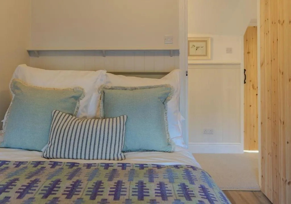 Elegant Cottage With Garden In Gower Bishopston 0*,