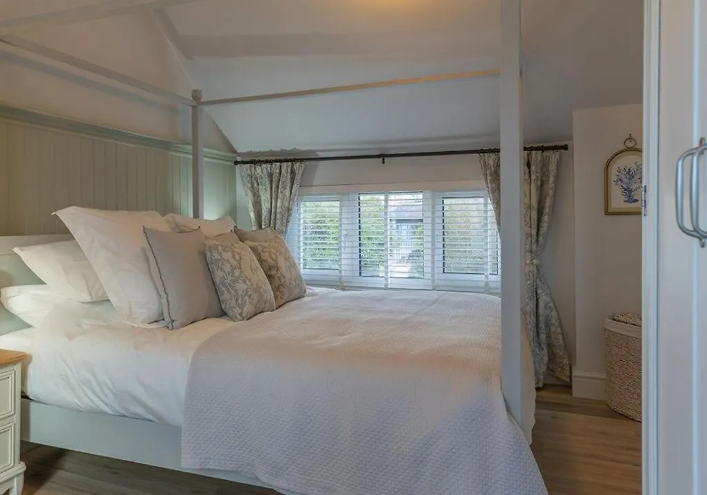 Elegant Cottage With Garden In Gower Bishopston